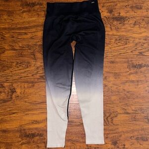 PINK Active Victoria’s Secret Ombre Black to Cream Ribbed Leggings Women’s Small